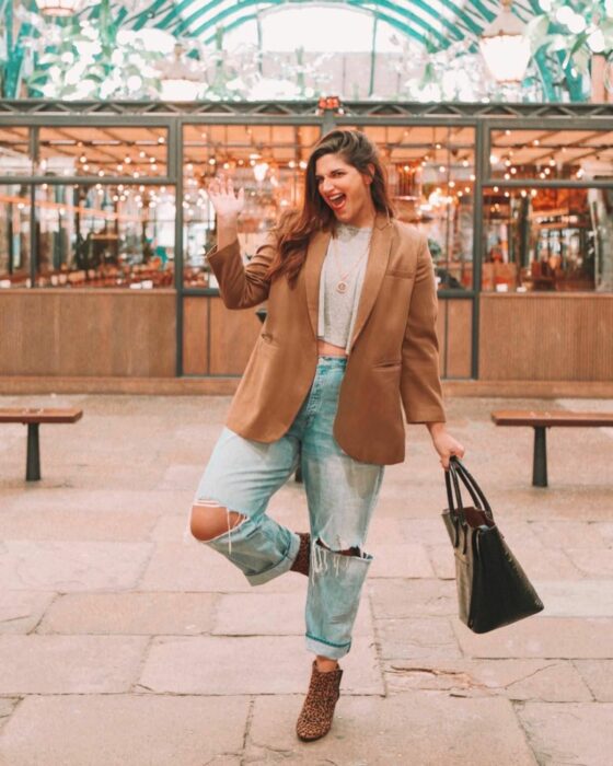 outfit crop top blazer otoñal chica curvy