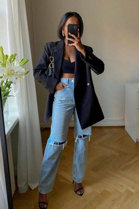 outfit casual con crop top, blazer y jeans