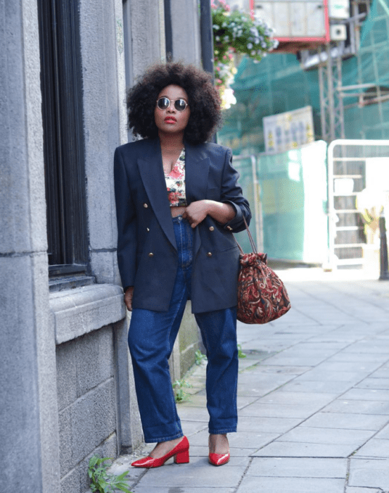 crop top estampado con blazer azul marino