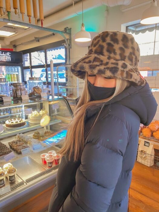 bucket hat o sombrero de pescador fluffy estampado de leopardo