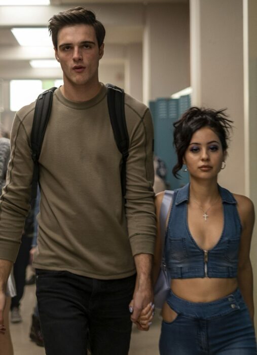 Jacob Elordi y Alexa Dermi caminando de la mano