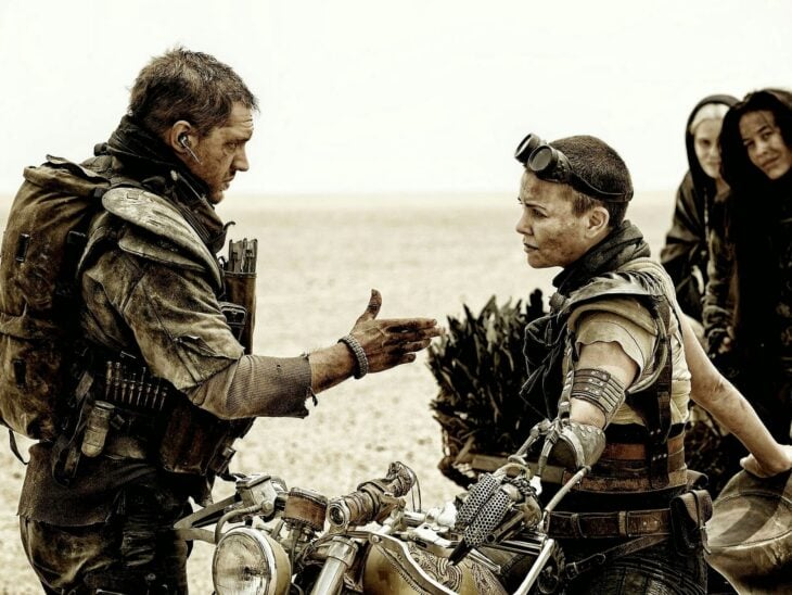Charlize Theron y Tom Hardy en Mad Max