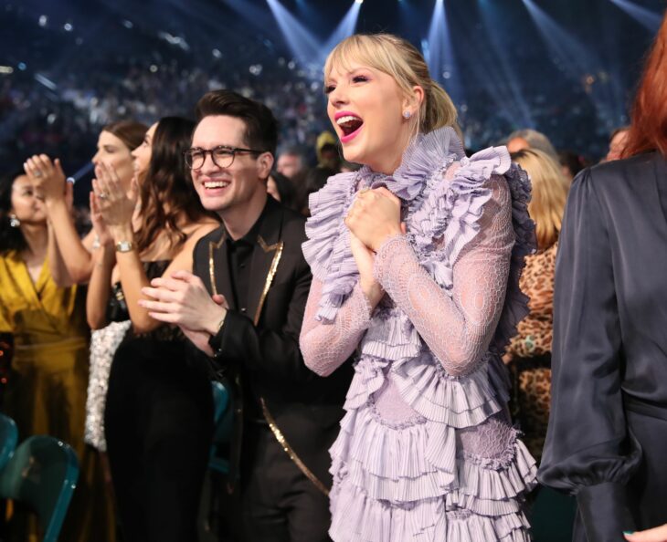 Taylor Swift junto a Brendon Urie en un concierto