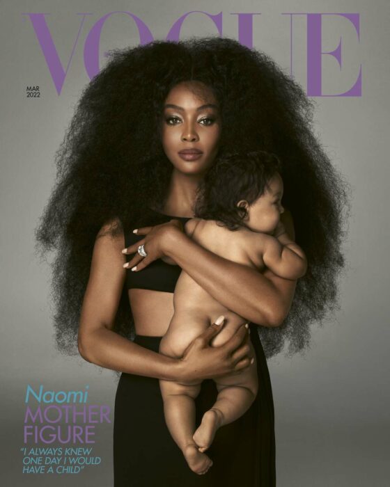 Naomi Campbell cargando a su hija en la portada de la revista Vogue británica marzo 2022