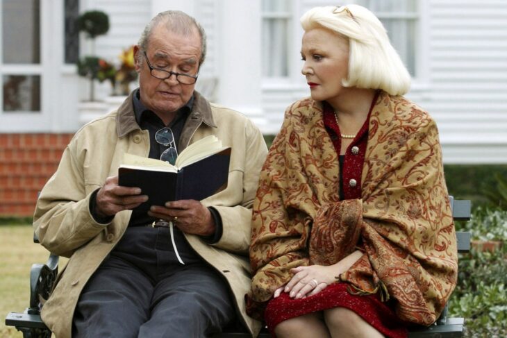 James Garner leyendo junto a Gena Rowlands 