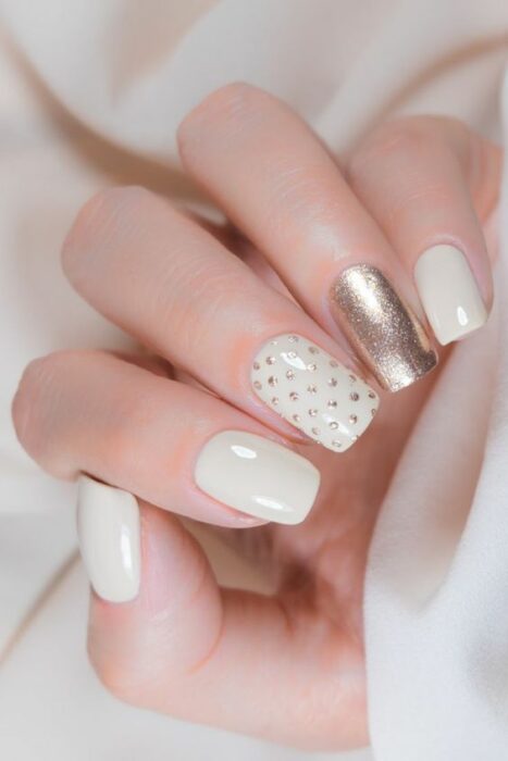 manicura con puntos ;Uñas en tono blanco que amarás