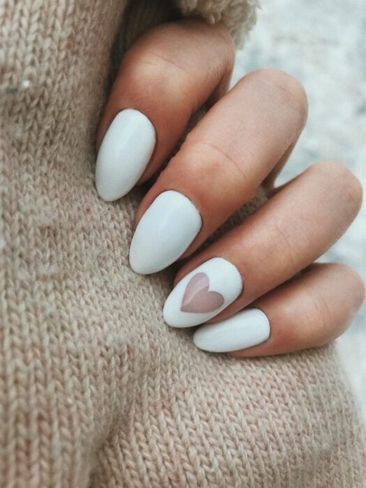 manicura corazón al centro ;Uñas en tono blanco que amarás