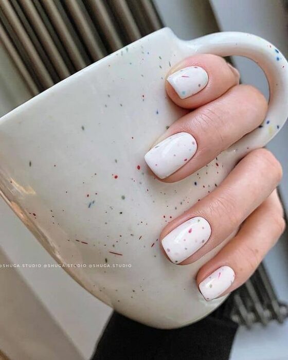 manicura puntos de colores ;Uñas en tono blanco que amarás