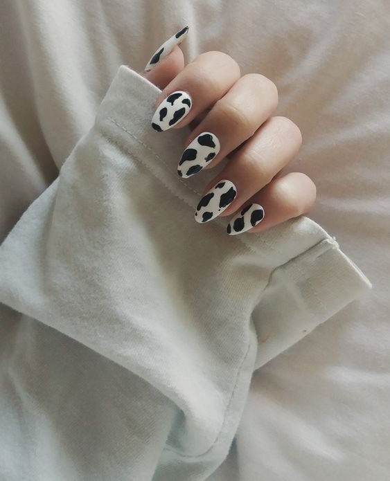 manicura estampado vaca ;Uñas en tono blanco que amarás