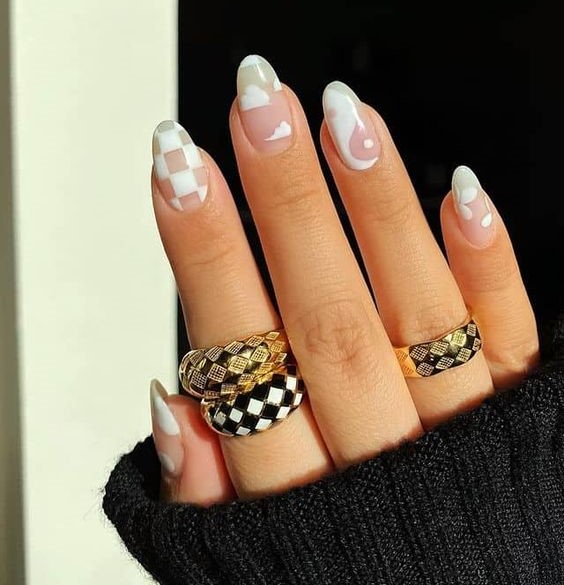 Manicura con cuadros blancos ;Uñas en tono blanco que amarás