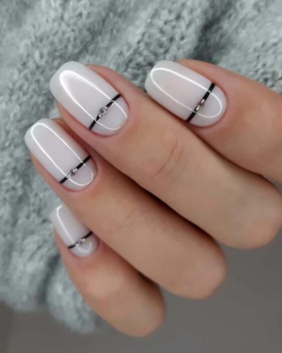 manicura cintilla negra ;Uñas en tono blanco que amarás