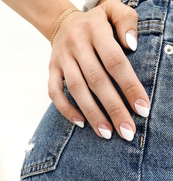 manicura mitad blanca ;Uñas en tono blanco que amarás