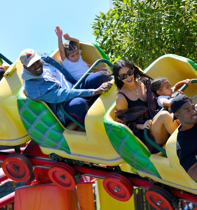 Familia West Kardashian en un juego en Disneyland