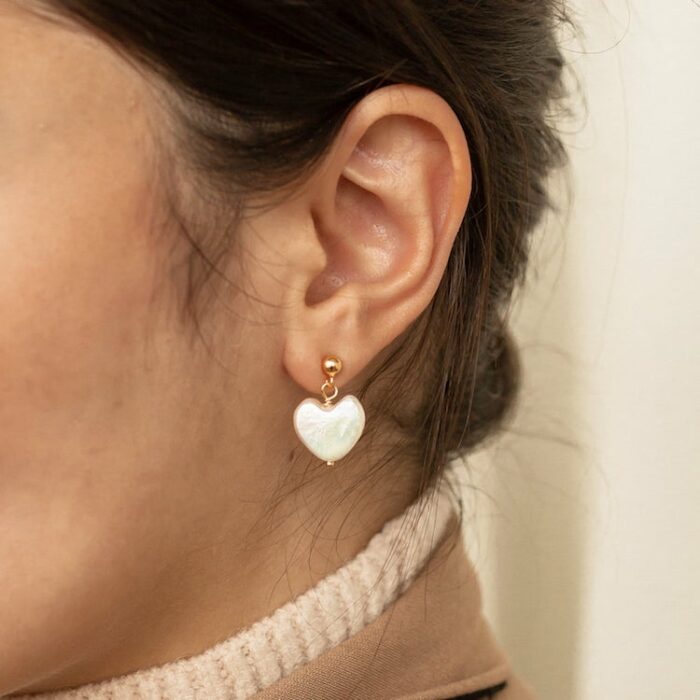 aretes de perla en forma de corazón