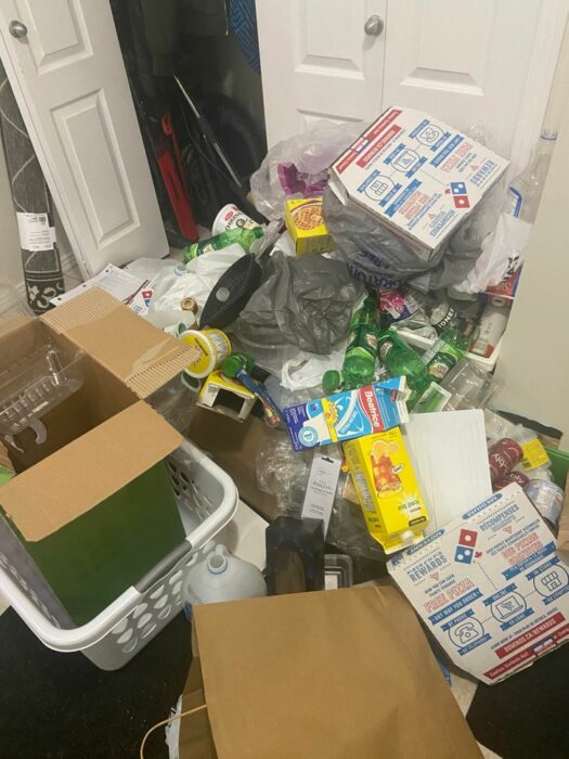 desastres de basura, papel de baño y ropa regadas por toda la casa 