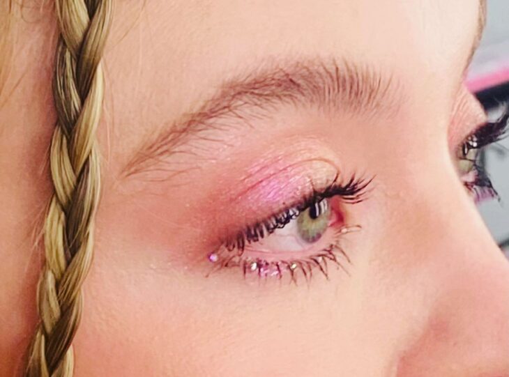 Eye look in pink tones