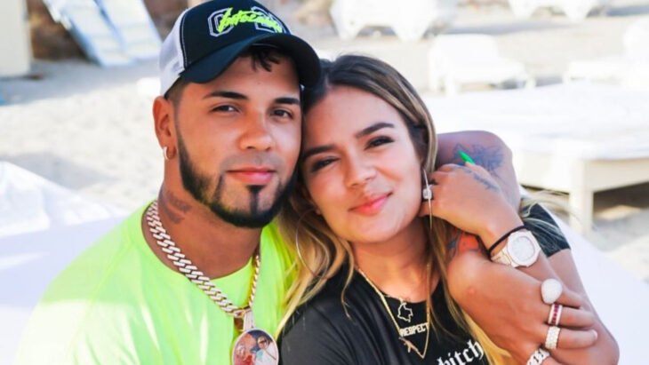 Fotografía de Anuel AA con la cantante Karol G 