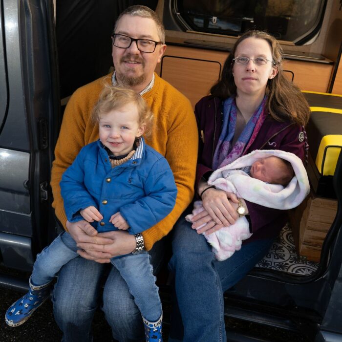 Dominic, Elliot, Natalie y Alice en su camioneta