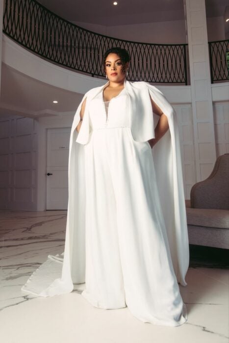jumpsuit blanco con capa para novias curvilíneas