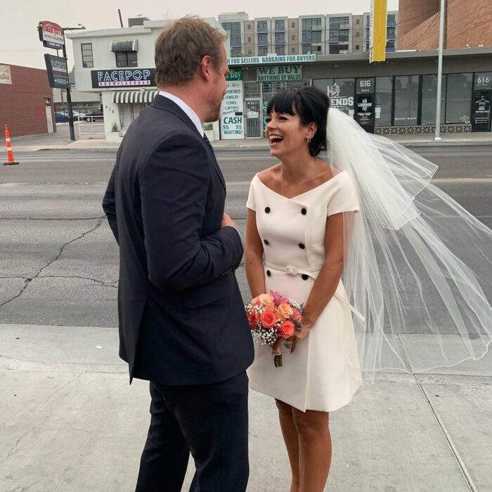 Lily Allen y David Harbour el día de su boda