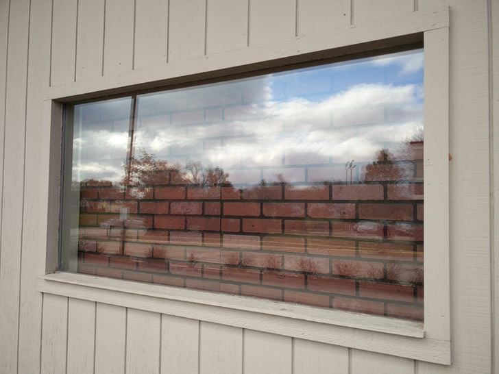 ventana con ladrillos ;13 Remodelaciones que decepcionaron hasta a sus creadores