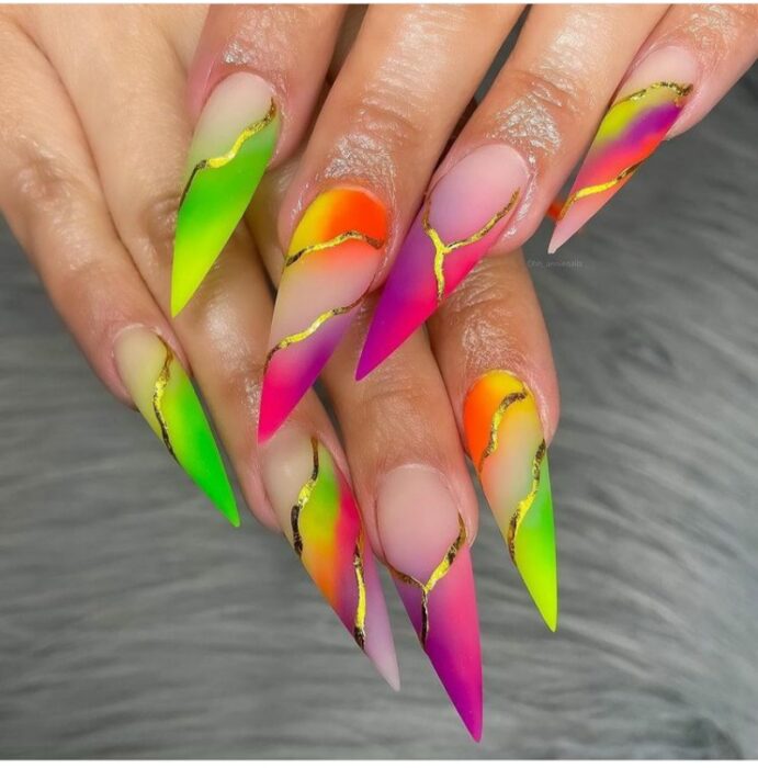 uñas tipo stiletto con decoración neón