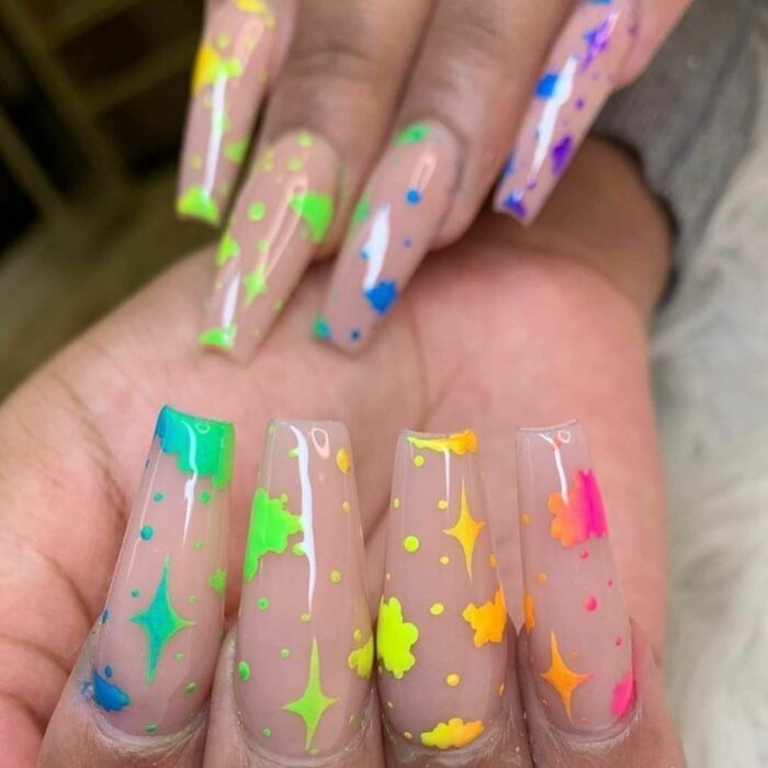 uñas acrílicas nude con diseños divertidos neón