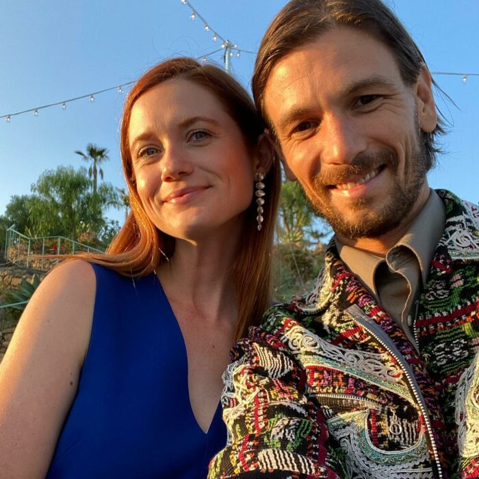 Bonnie Wright y Andrew Lococo el día de su boda