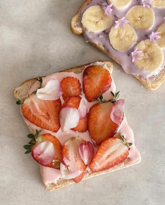 toast con fresas y plátano