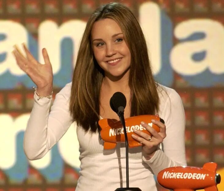 Amanda Bynes being awarded by Nickelodeon