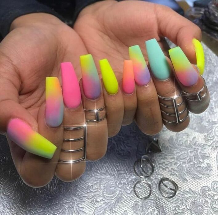 Las mejores ideas para pintar tus uñas con colores neón