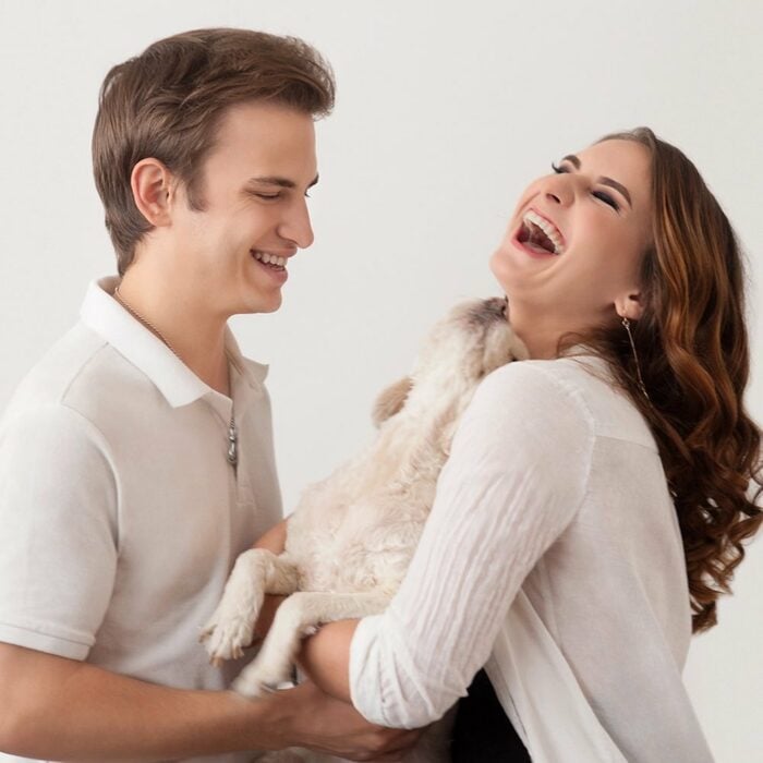 Abby Ramsey riendo con su novio y cargando a su perrito