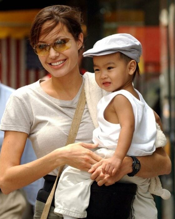 Angelina Jolie cargando a Maddox Chivan Jolie-Pitt de bebé 