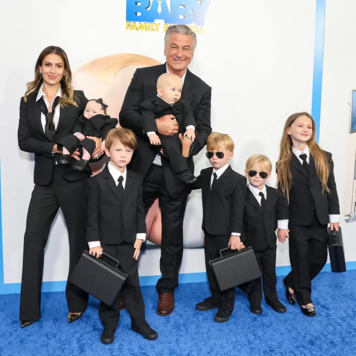 Alec Baldwin y su familia en el estreno de Boss Baby
