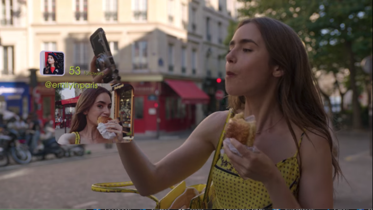 Escena de Emily en París comiéndose un pan 