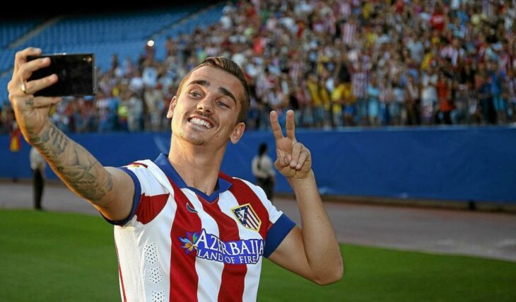 Antoine Griezmann tomándose una selfie en el estadio de futbol una selfie 