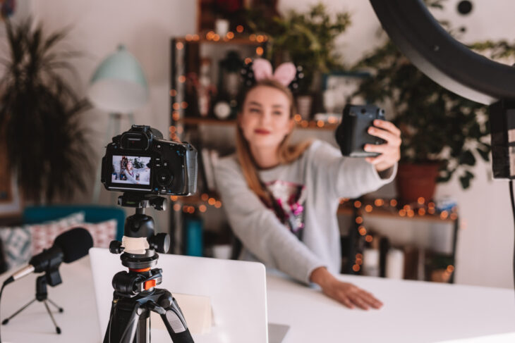 chica influencer tomándose una selfie