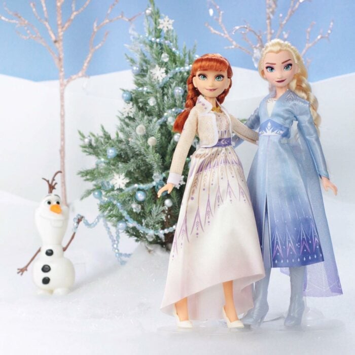 Olaf, Anna y Elsa ;Artista recrea escenas de Disney con Barbies