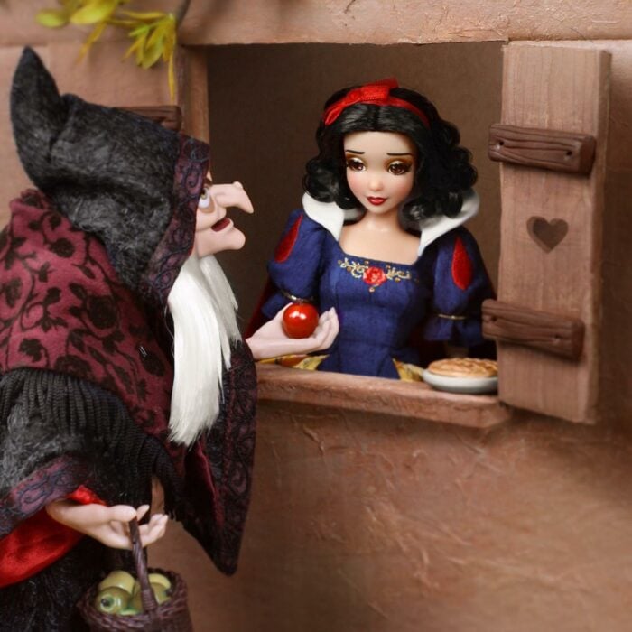 La bruja y Blancanieves ;Artista recrea escenas de Disney con Barbies