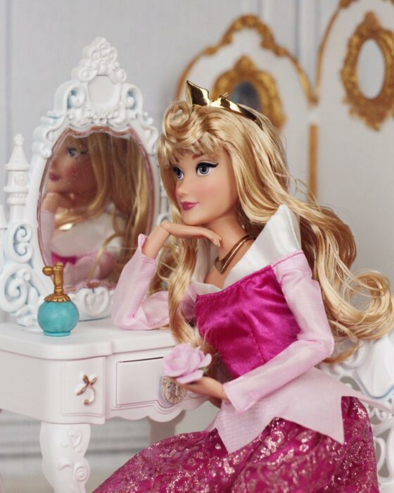 Aurora ;Artista recrea escenas de Disney con Barbies