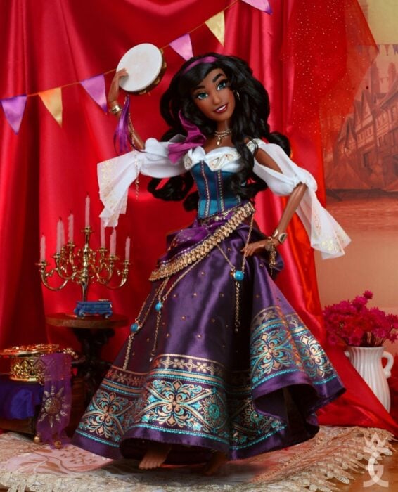 Esmeralda ;Artista recrea escenas de Disney con Barbies