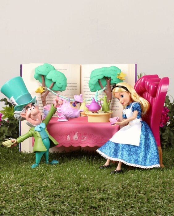 Alicia y el sombrerero loco ;Artista recrea escenas de Disney con Barbies