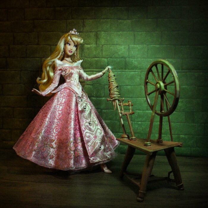 Aurora ;Artista recrea escenas de Disney con Barbies