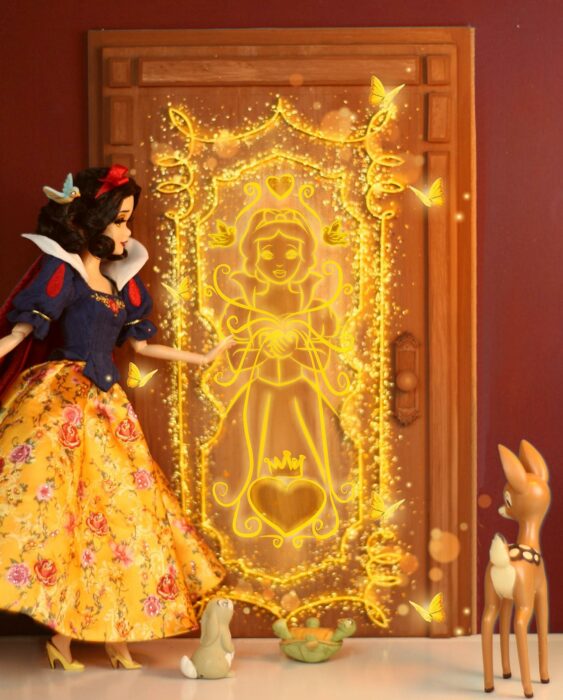 Blancanieves ;Artista recrea escenas de Disney con Barbies