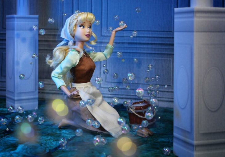 Cenicienta ;Artista recrea escenas de Disney con Barbies