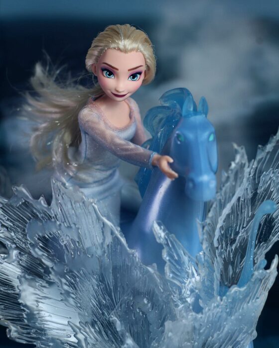 Elsa ;Artista recrea escenas de Disney con Barbies