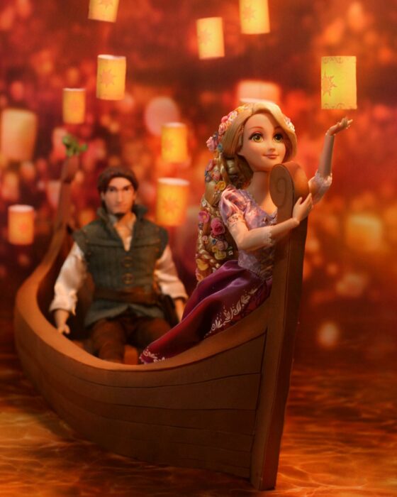 Finn y Rapunzel ;Artista recrea escenas de Disney con Barbies