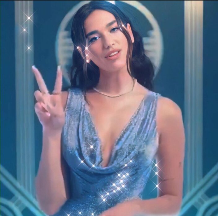 Dua Lipa con su vestido del video Levitating