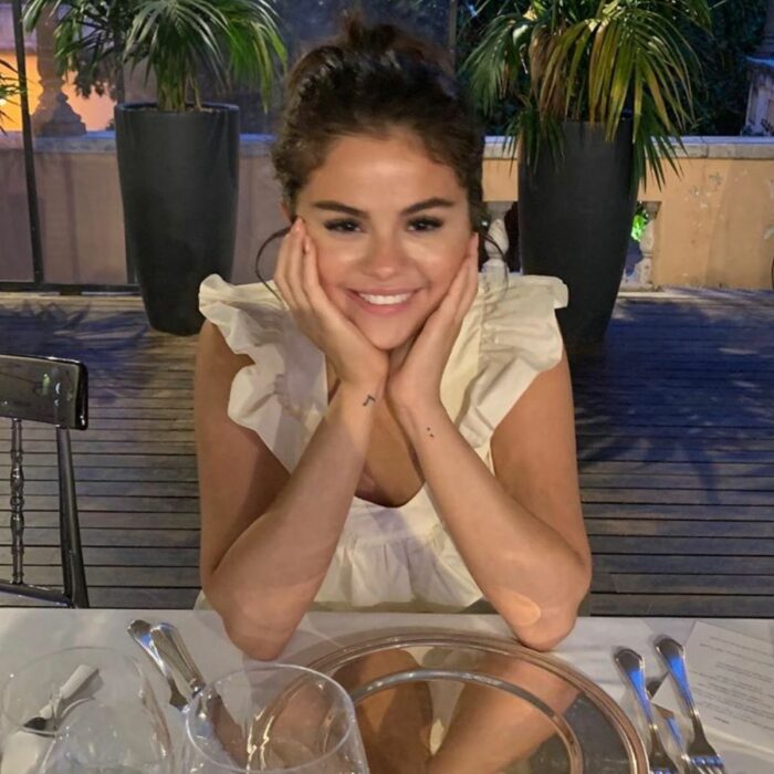 Selena Gomez con cara de felicidad