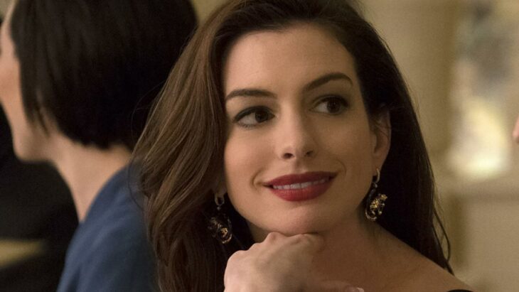 Anne Hathaway con la mano en la barbilla 